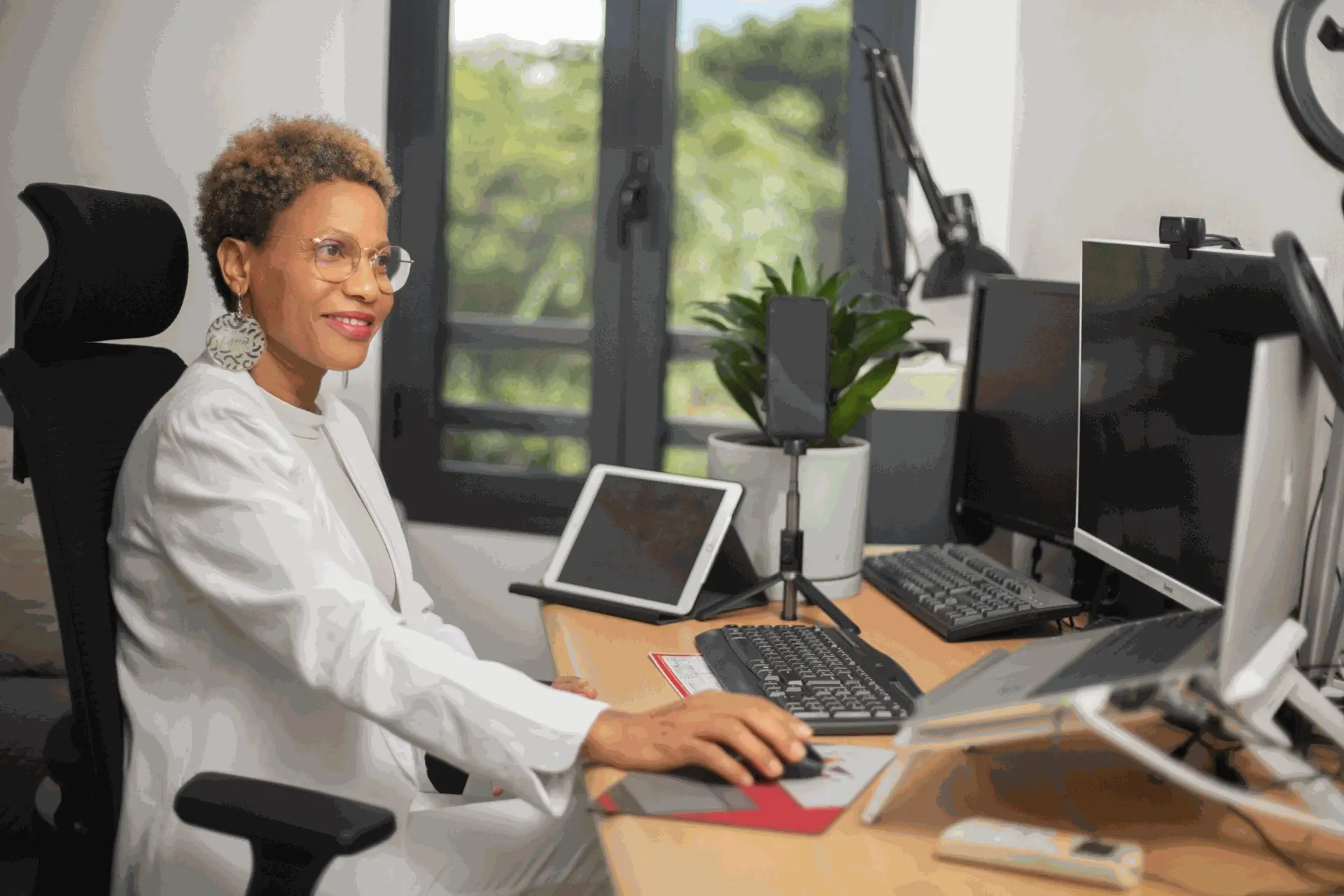 Micheline Boutrin Deroire, consultante stratégique en IA et optimisation numérique, souriante devant son écran, incarnant la transformation d’entreprise avec l’humain au centre. Micheline Boutrin Deroire, consultante stratégique en IA et optimisation numérique, souriante devant son écran, incarnant la transformation d’entreprise avec l’humain au centre.